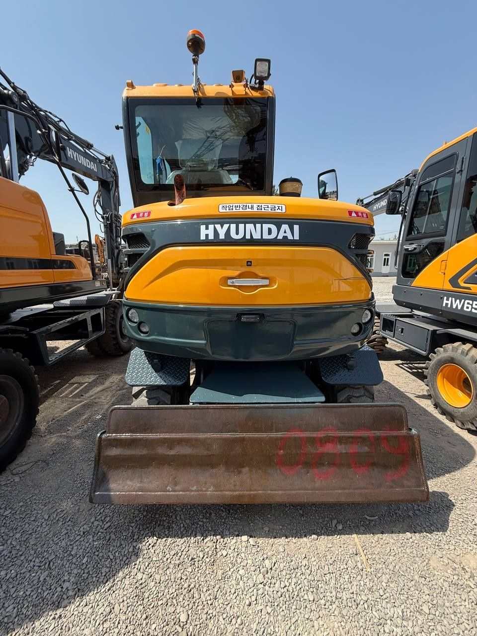 Ekskavator Hyundai HW60 sotiladi 2017 yil 8700 motachas
