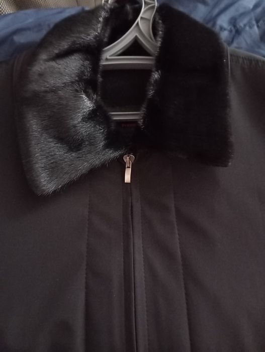 Куртка чёрная 50-52р-р.с натуральным мехом,с подкладом на замке.