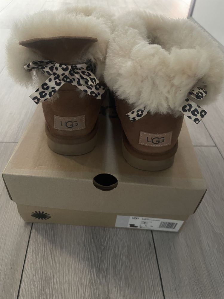 UGG uri 38, camel, in stare buna