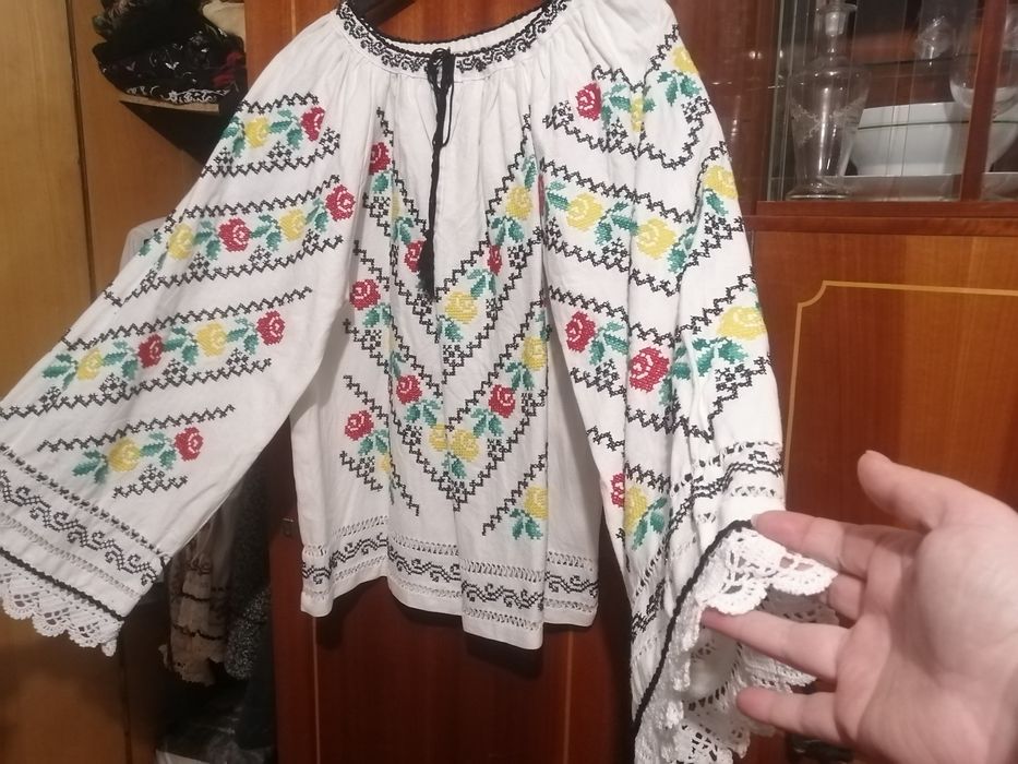 Ie/cămașă cusuta manual (costum popular)