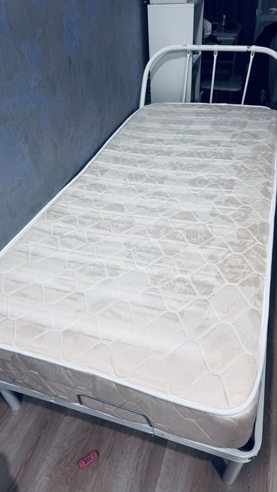 Продам две кровати с матрасами