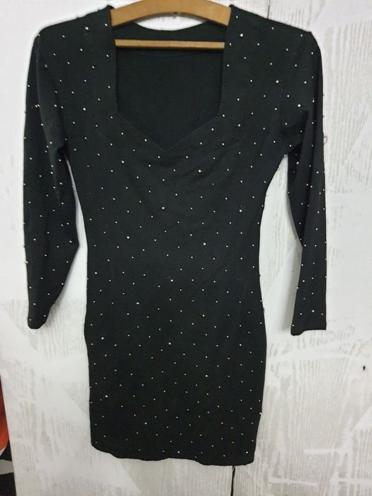 Маркова ластична рокля гарнирана с мъниста