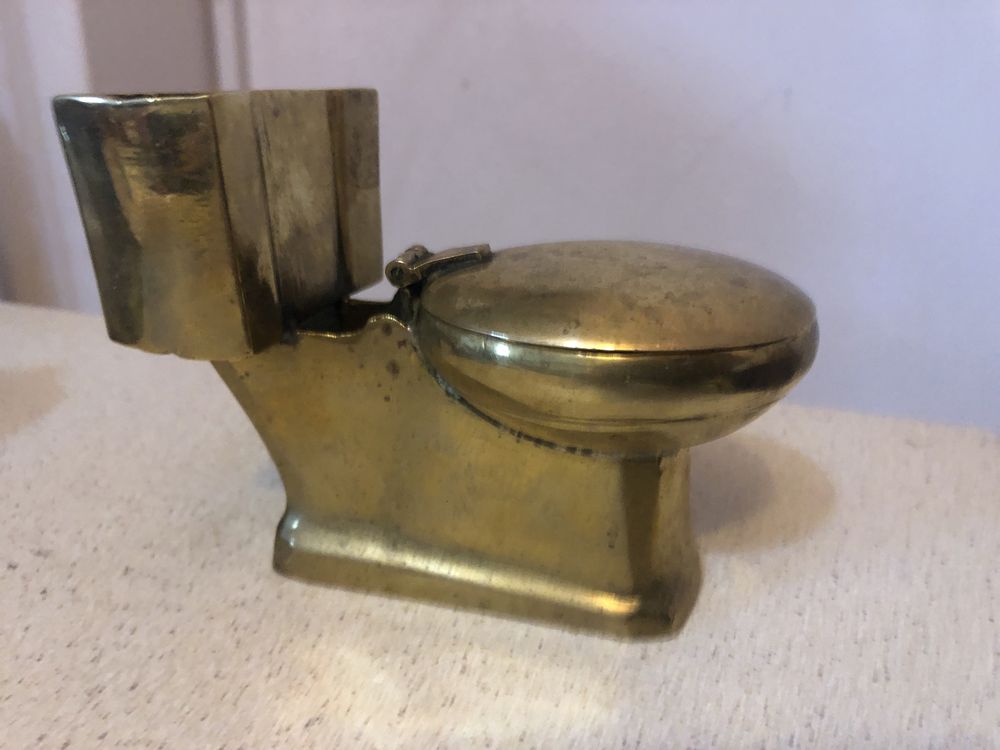 Scrumiera germana in forma de vas de toaleta wc,sin bronz
