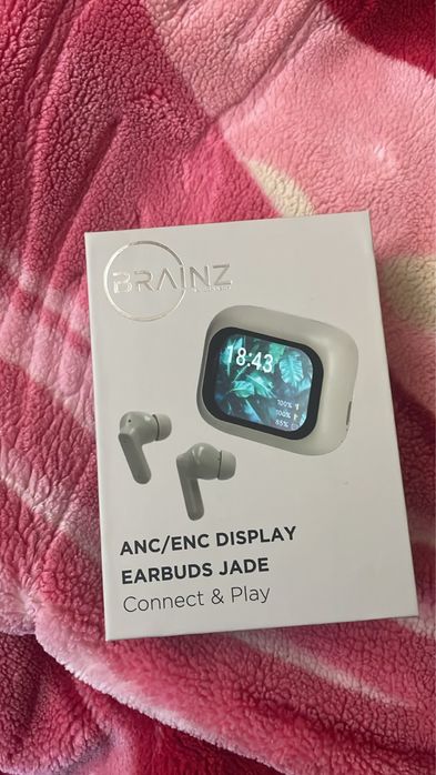 Vand casti noi la cutie