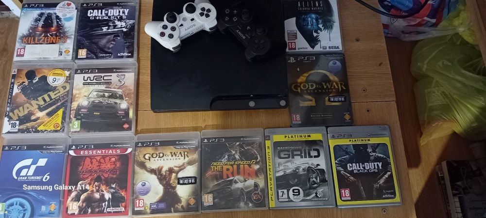 Vând PlayStation 3 superslim