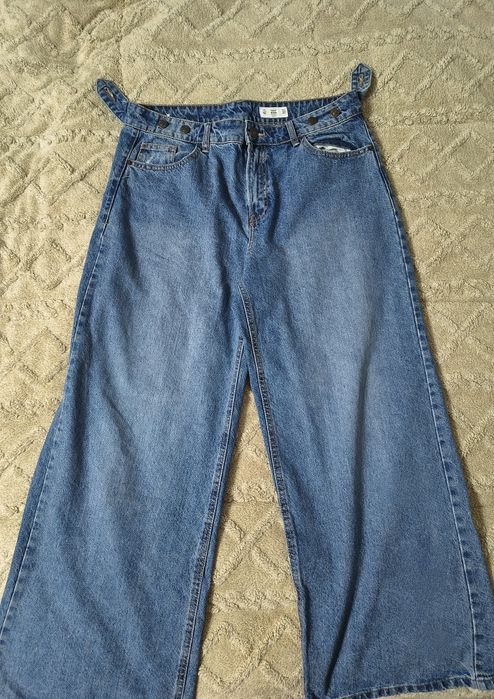 Blugi albaștri clasici, talie înaltă, model lejer, material rezistent,