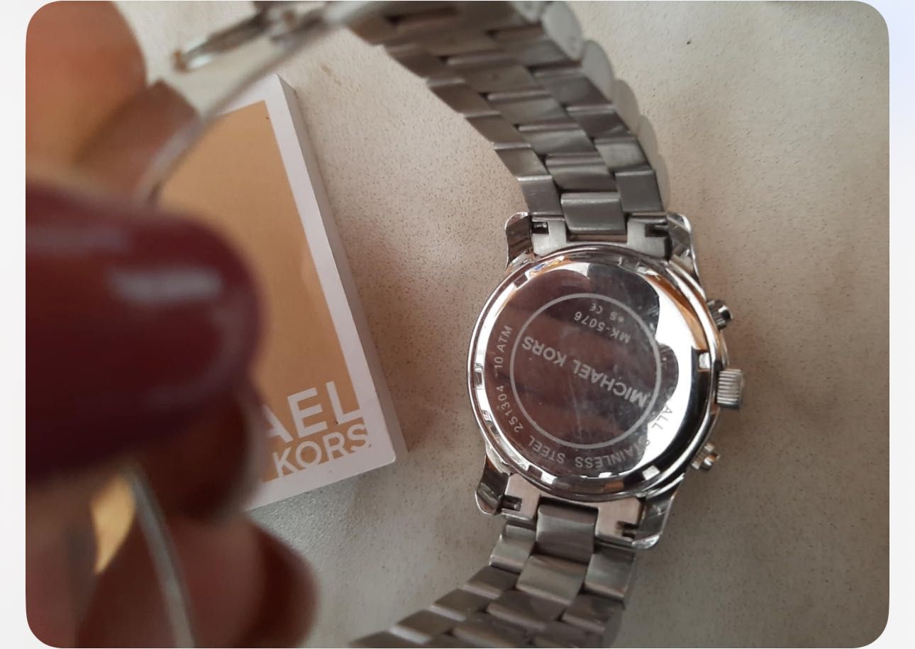 Два броя часовници Michael Kors