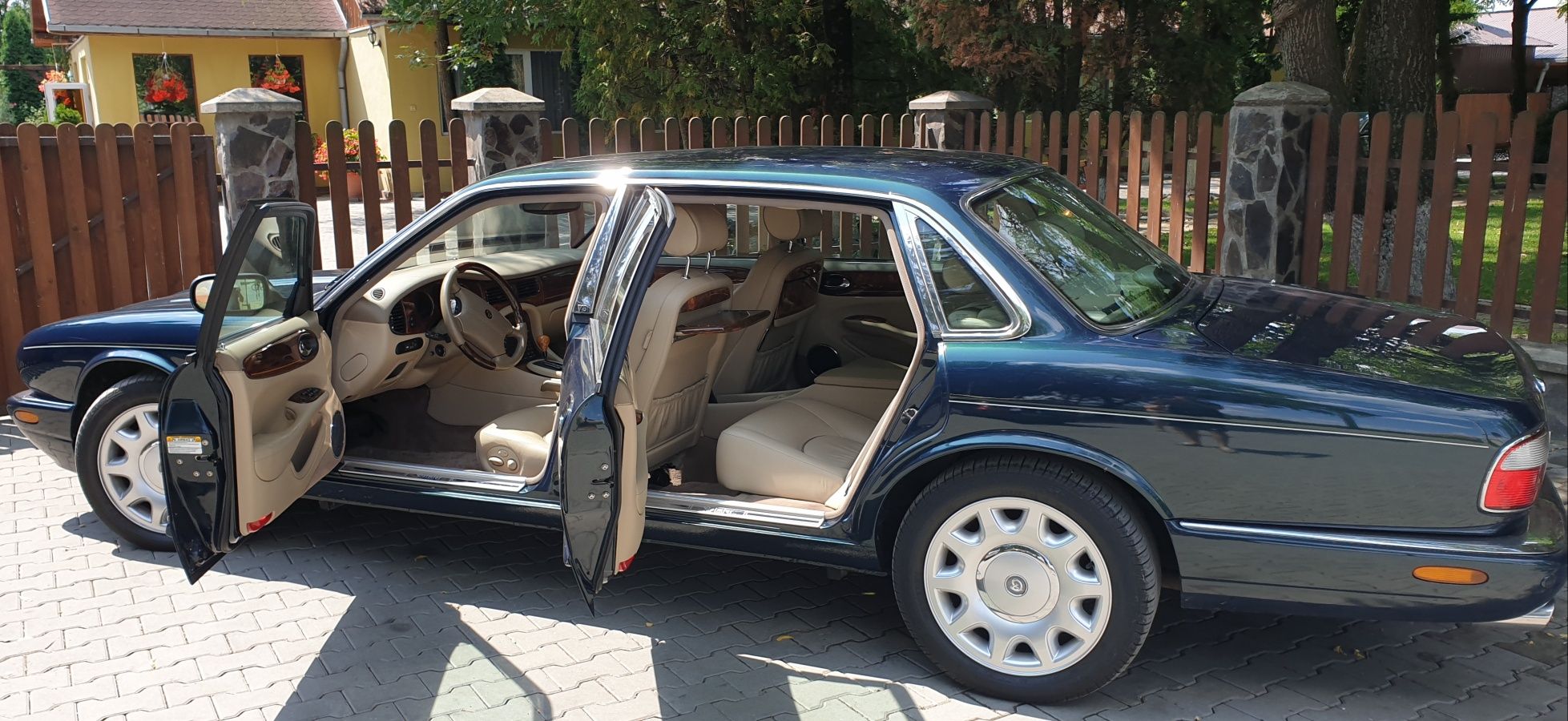 Jaguar Daimler SuperV8 LWB