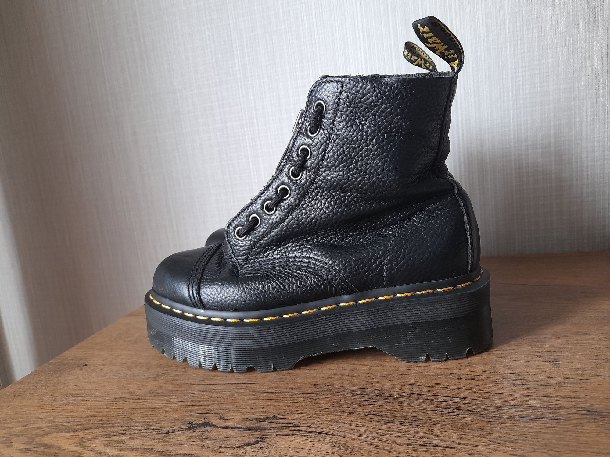 Dr. Martens дамски обувки 38 номер.