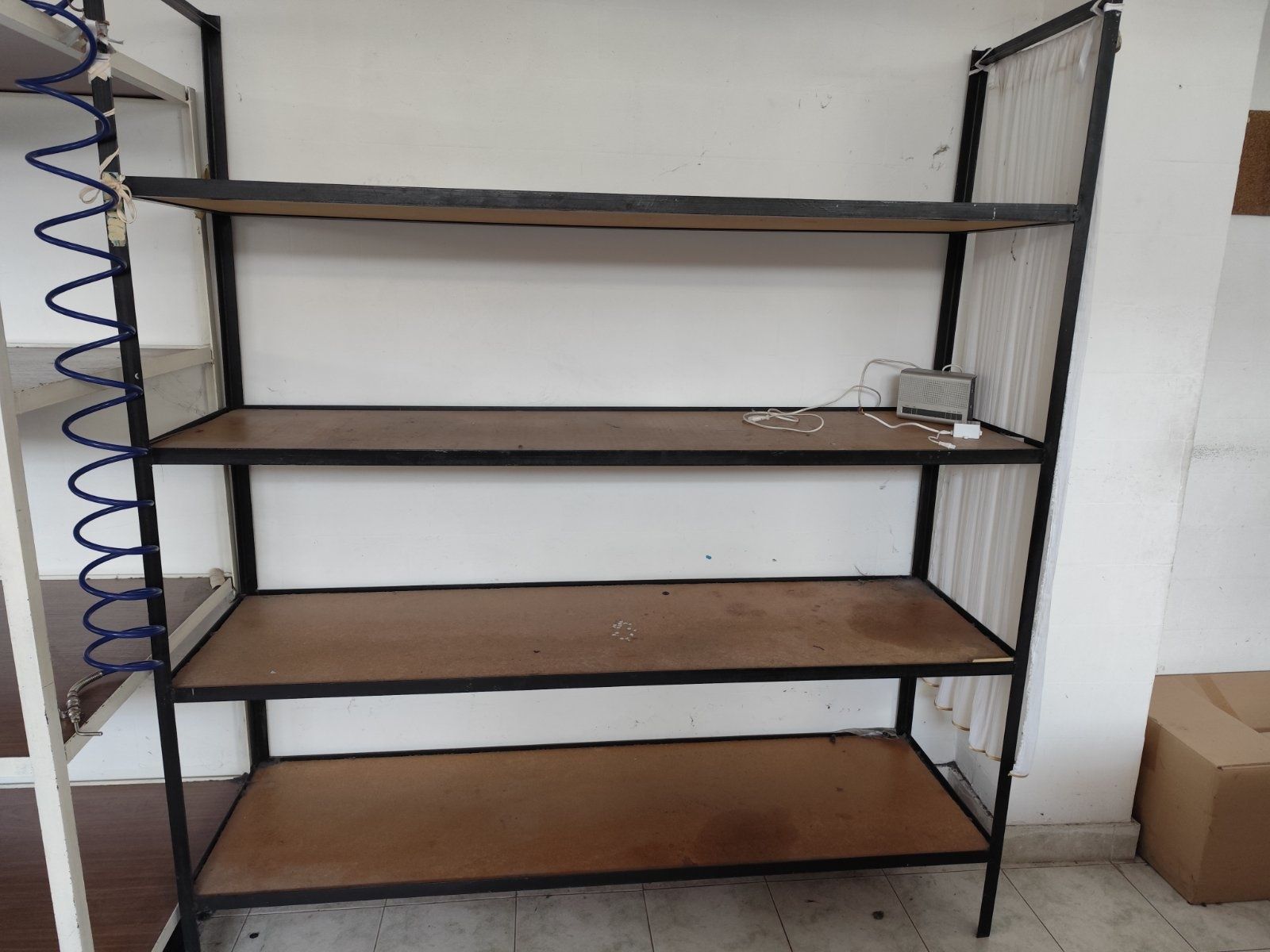 Стелажи различни  размери Вис.1.80 м.Дължина 1.60 м.Дълбочина 82 см.