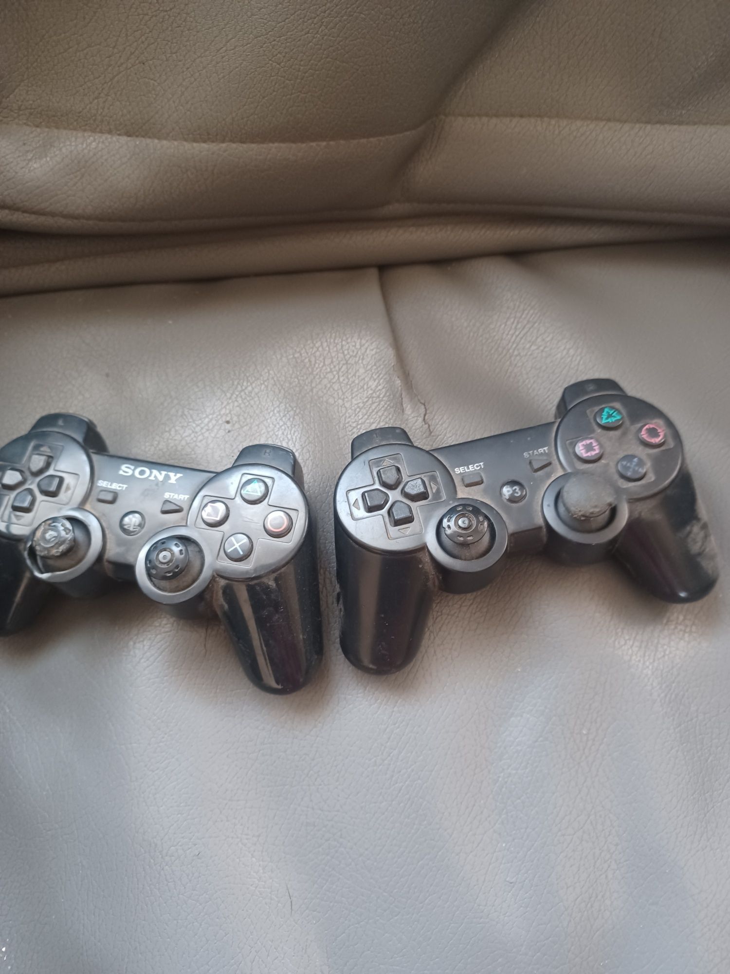 2 manete de ps3 plus cablul de încărcare și cablul hdmi și cablu dela