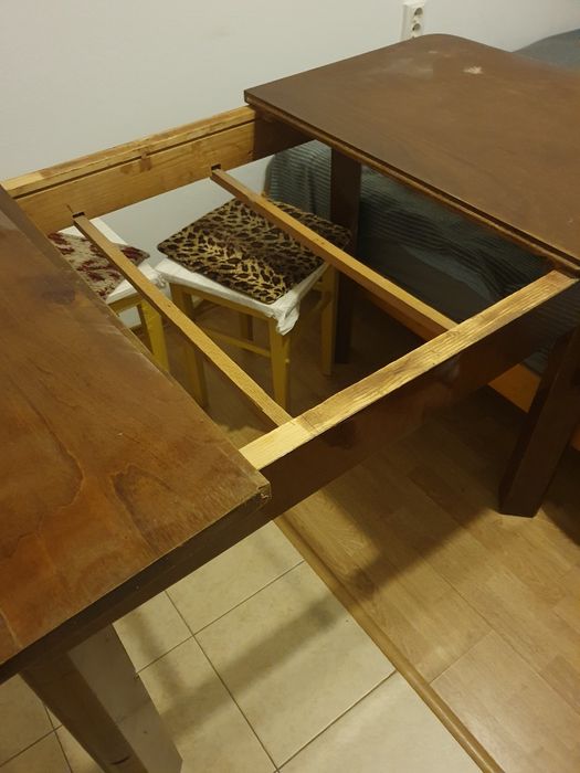 Vând masă din lemn furniruit 100 lei