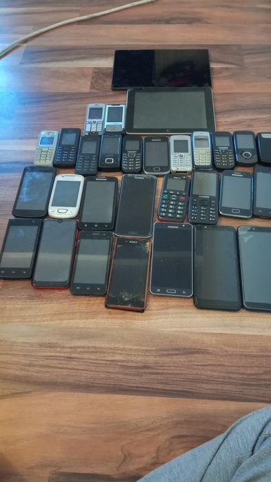 Vând telefoane pentru piese reparatii
