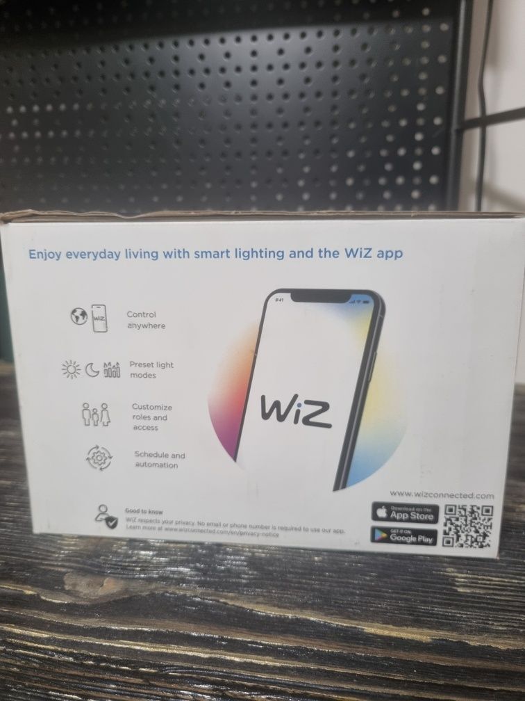 Vind plafoniera cu 3 spoturi smart Wiz sau schimb