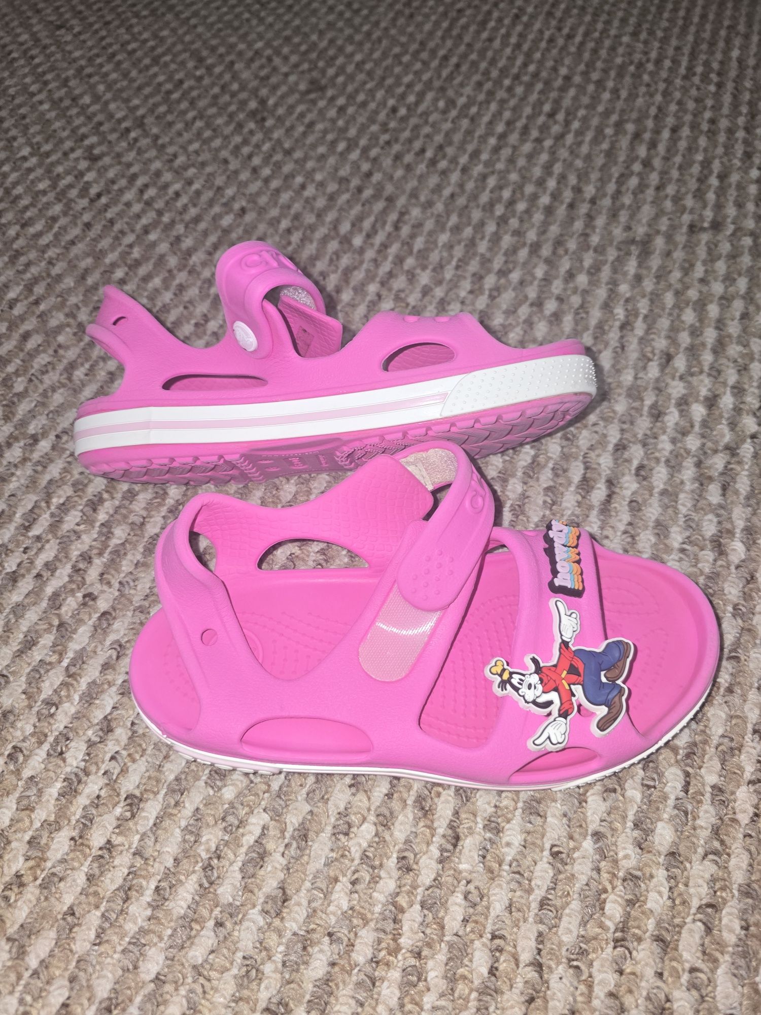 Sandale de fetite Crocs.