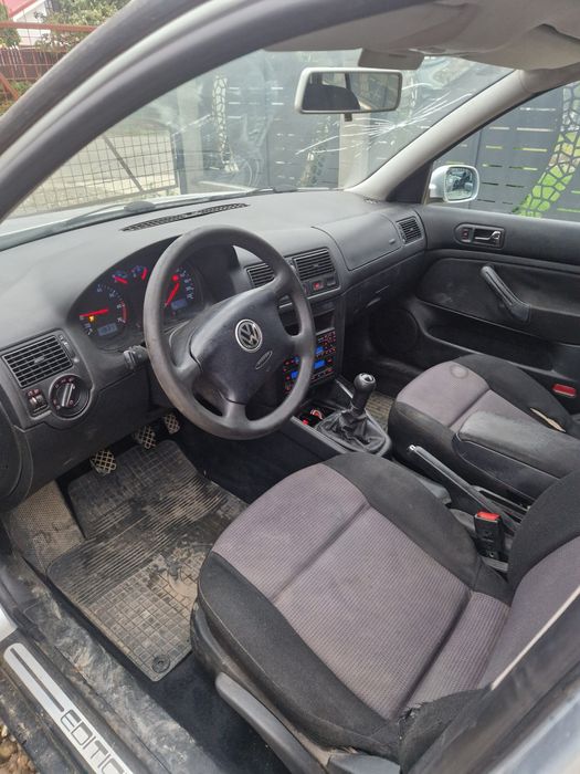 Vand golf 4 motor 1.400 benzina anu 2001