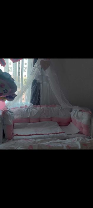 Pătuț din lemn,saltea, lenjerie și baldachin(nefolosit)