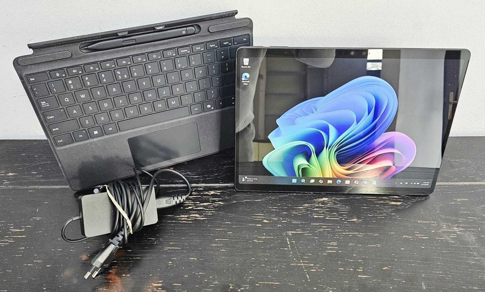 Microsoft Surface Pro 11 X 13" 16GB/1 TB + Tastatura Zeus Amanet 65135