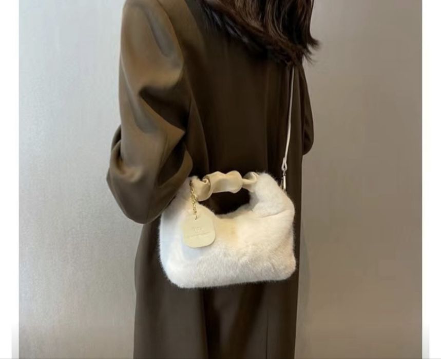 Продам меховую сумку новую