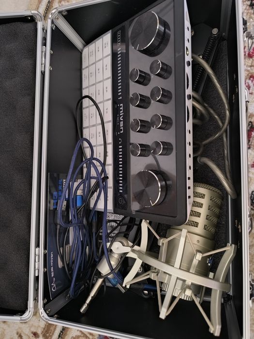 Продам аппаратуру mivsn для стрима с держателем для гитары .