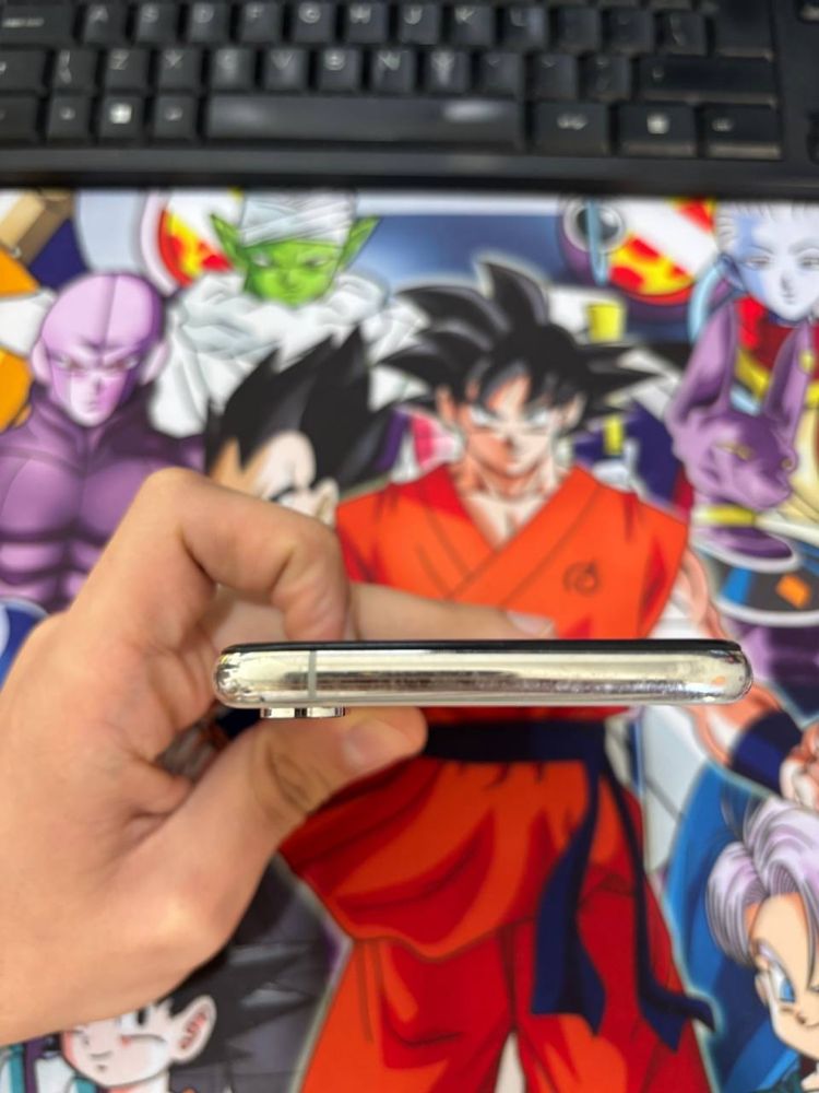 iPhone XS цвят бял