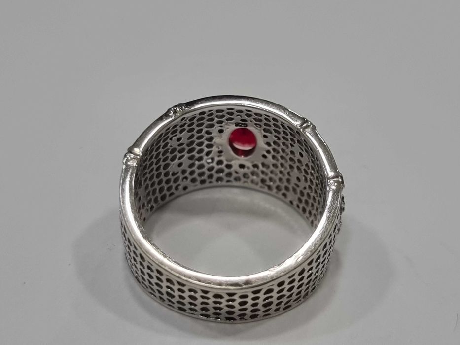 Сребърен пръстен с рубин