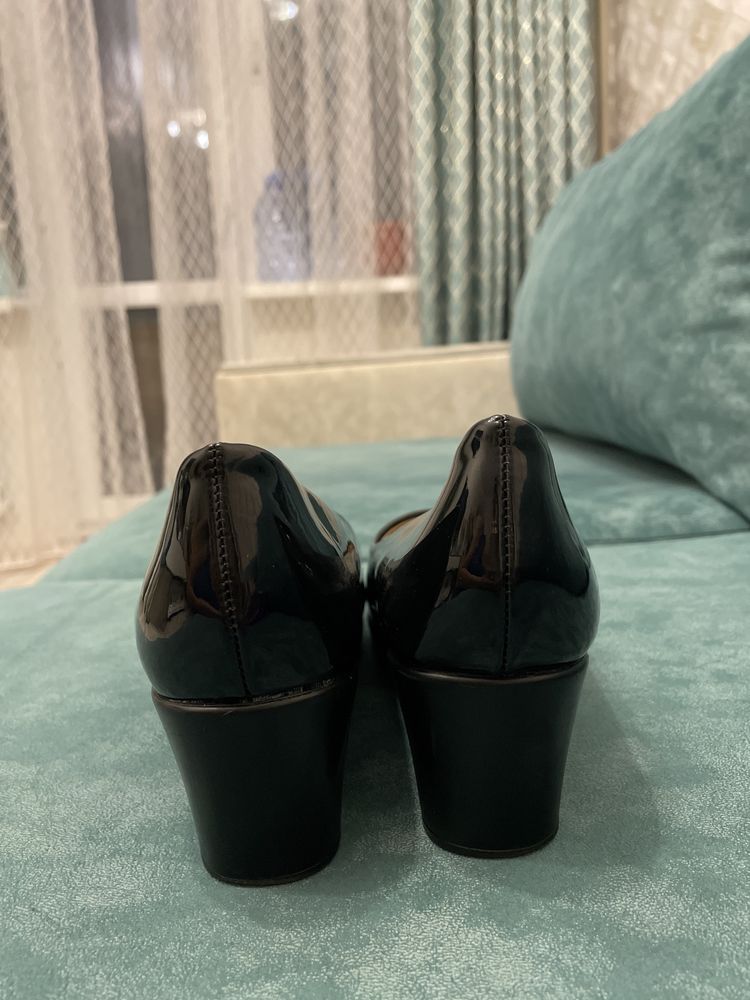 Женские Весенние туфли, лакированные, новые 38 размер