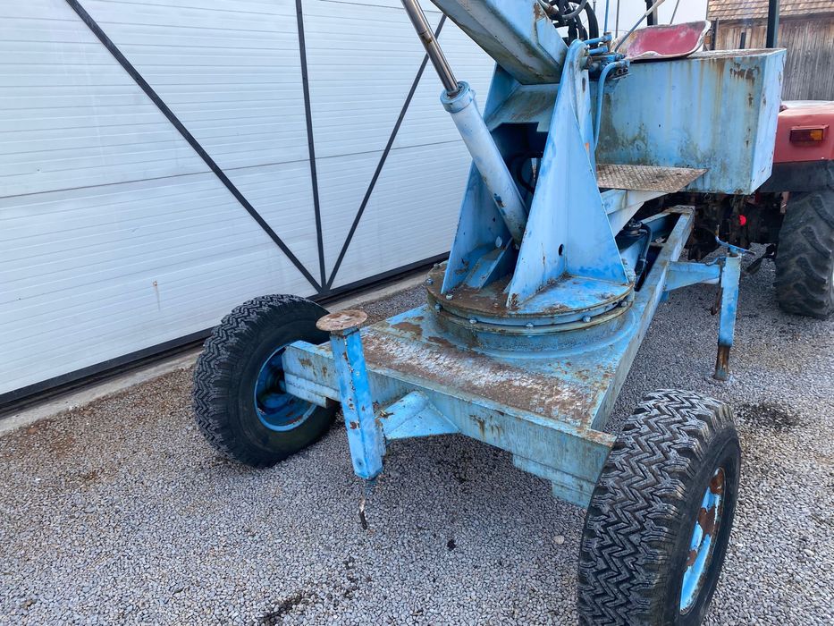 Masina incarcat gunoi lemn etc