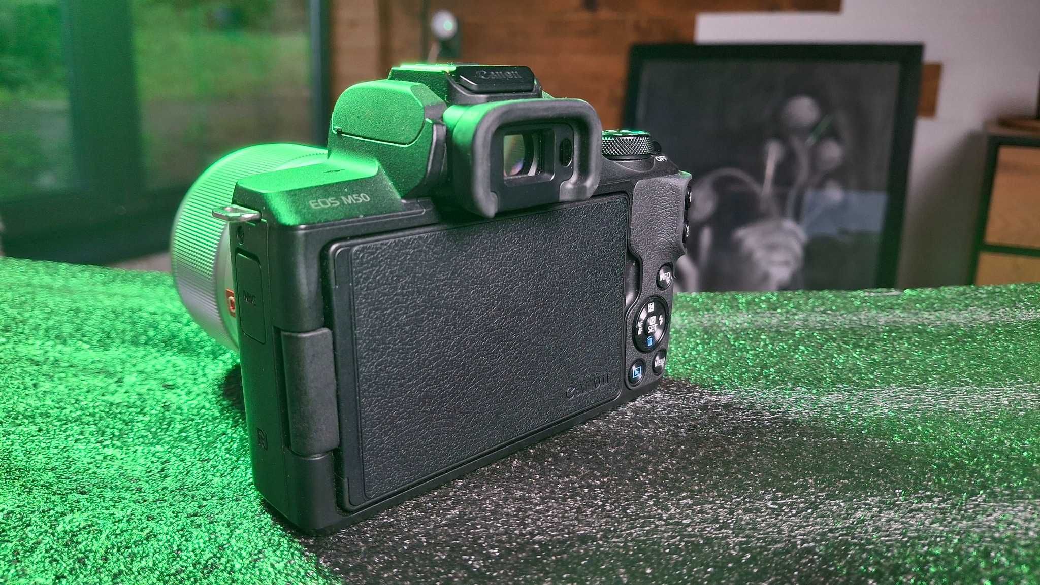 Canon M50 + 2 обектива и аксесоари (комплект)