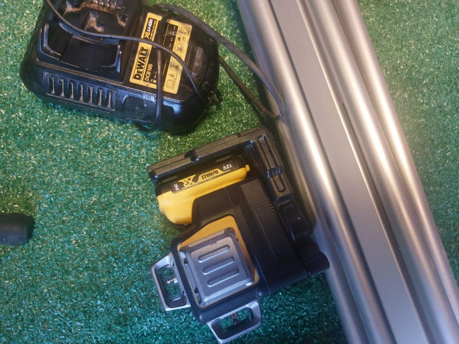 Laser dewalt cu linii verzi
