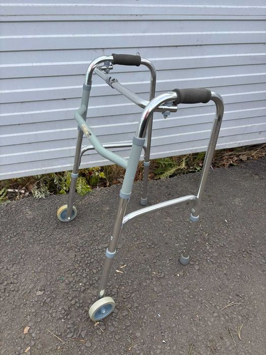 продам ходунки для людей с ограниченными возможностями