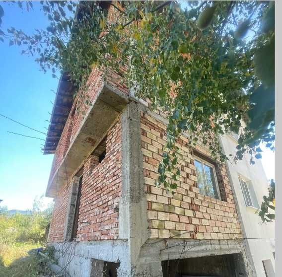 Масивна къща в идеален център на с. Говедарци