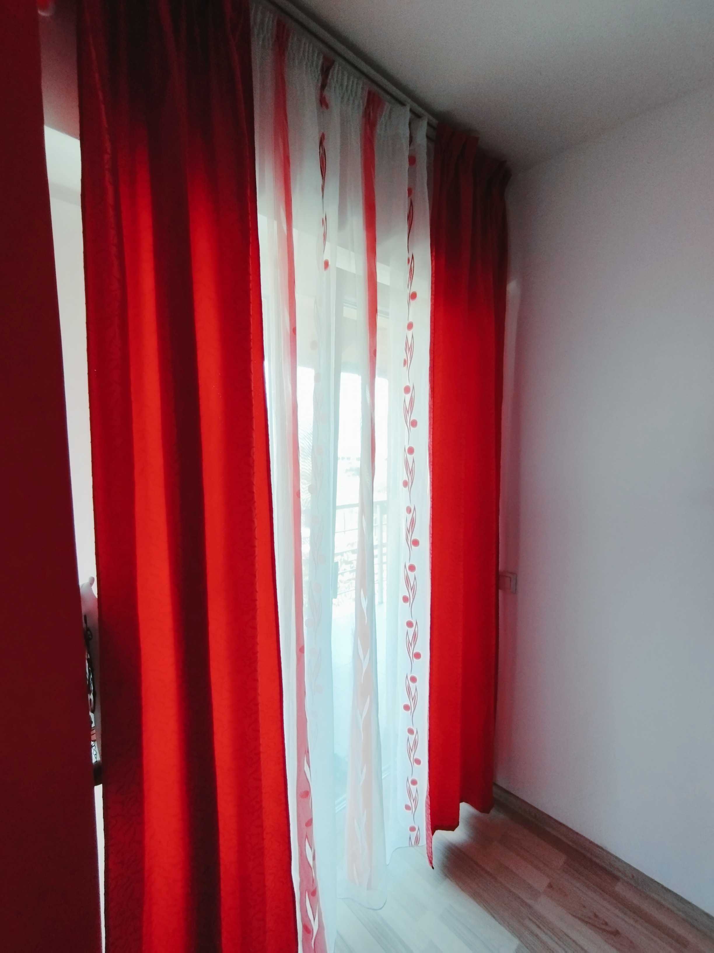 Vând perdea, draperie, șine cu roșu 820 cm