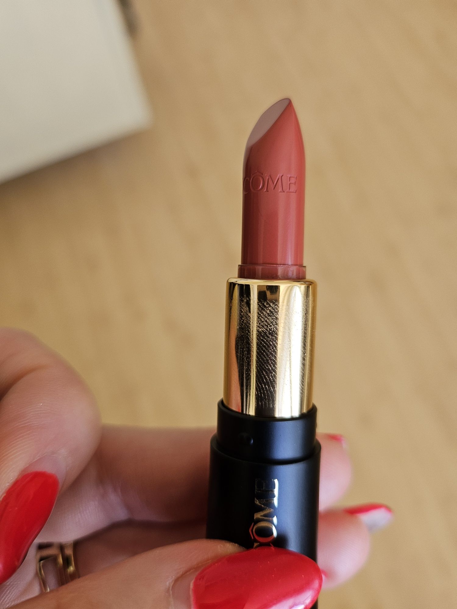 Червило на Ланком   L'Absolu Rouge Drama Matte, 274
Чисто ново. Не е с