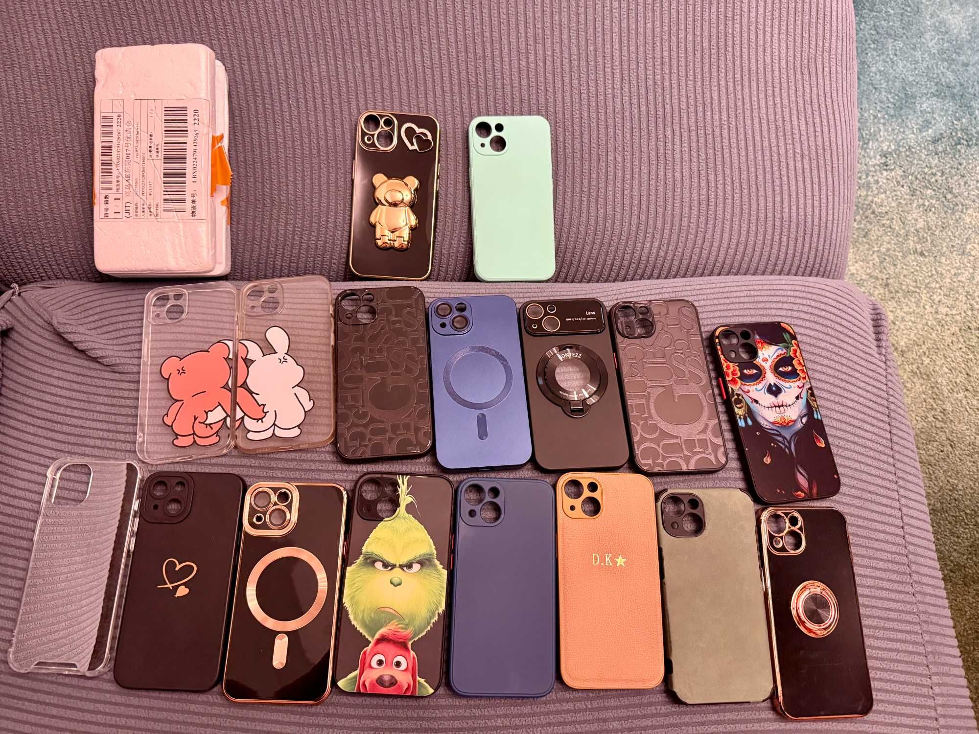Продавам 17 калъфа кейсове/cases 5 протектора и 3 кабела за iPhone 13