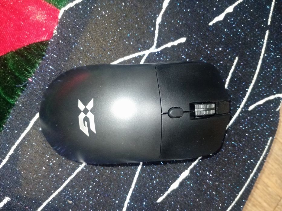 Продам безпроводную мышь новая. В комплекте батарейки!