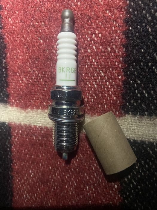 Продам свечи зажигания, и прокладки в свечные колодцы на Монтеро Спорт