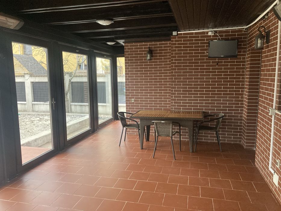 Inchiriez vila  cu curte mare