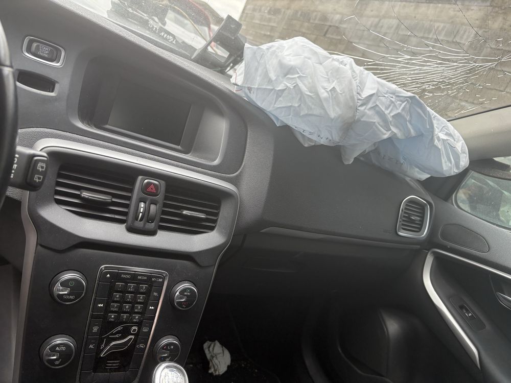 Volvo V40 1.6d 6 скорости ръчка 2014 година на части