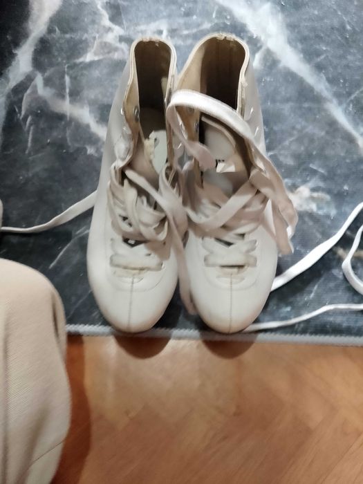 Продам коньки срочно