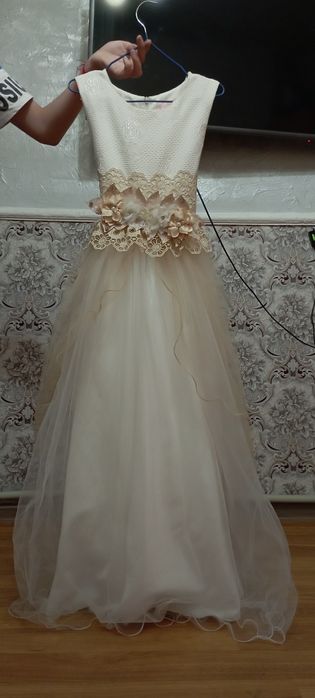 Кремовое пышное платье