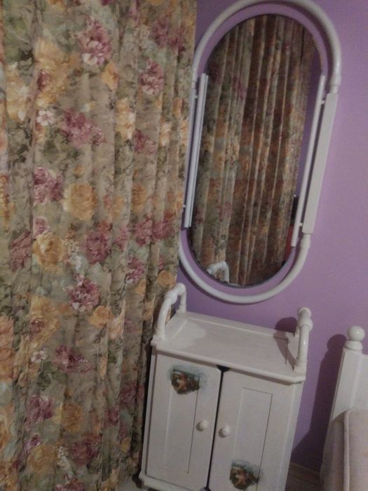 Легло с матрак, тоалетка с огледало и нощно шкафче