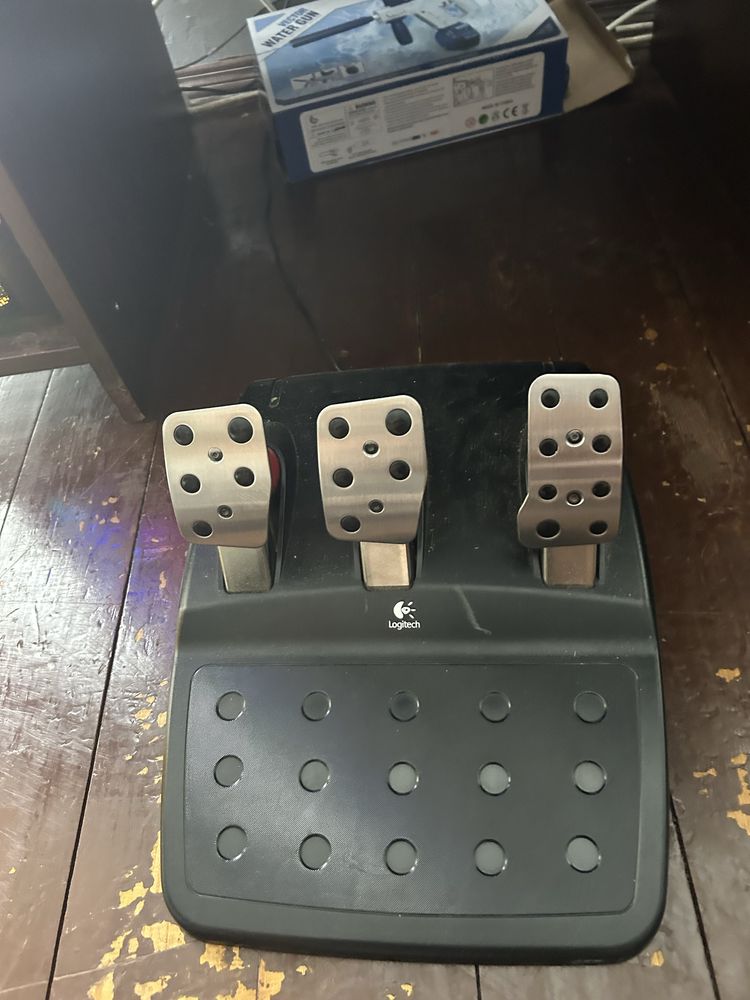 СПЕШНО ПРОДАВАМ logitech g25 с педали и shifter