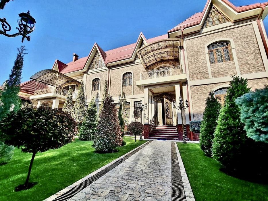 Огромный дом для большой семьи с 12 комнатами!