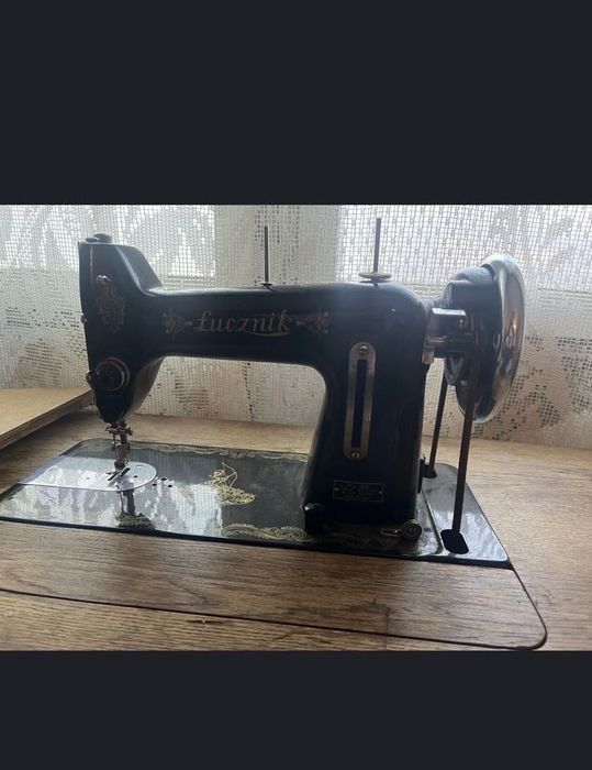Стара крачна шевна машина