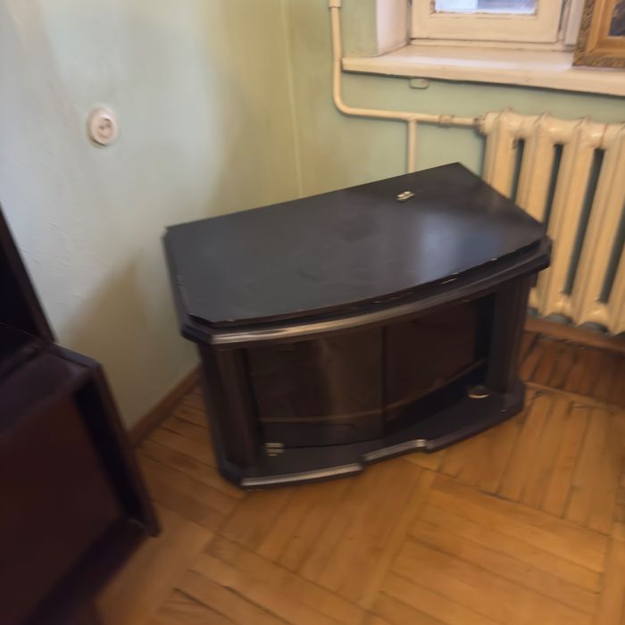 Гардероб, кровати, тумбочки, стол, стулья и витрина