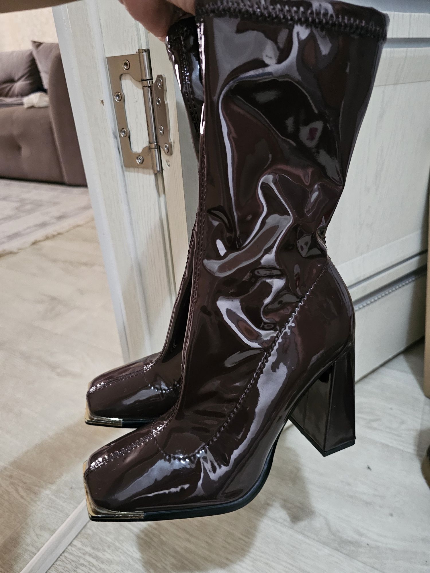 Продам сапоги коричневые ю, лакированные