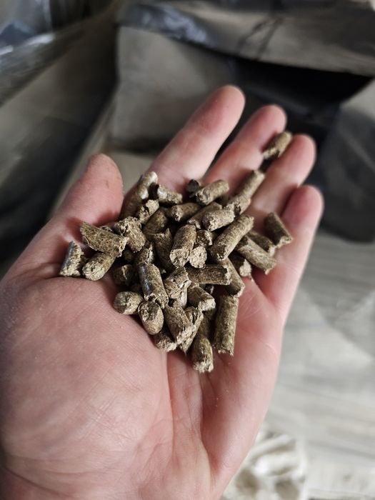 Peleti din rapiță pentru așternut sau foc