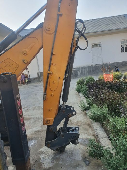 Maxsus texnika JSB 4x4 traktori sotiladi