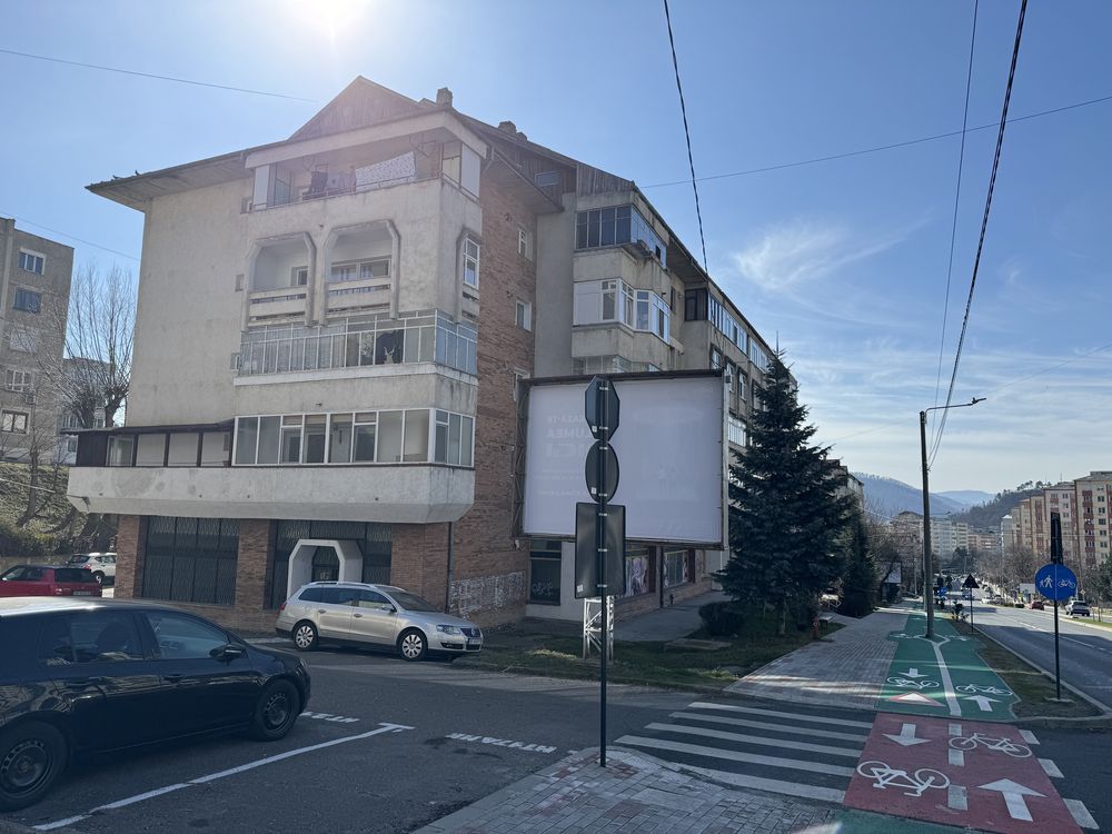 PF inchiriez ap. 3 camere, 2 loc parcare, boxa - Str. Mihai Viteazu